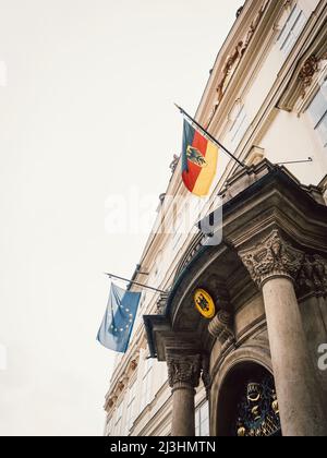 Ambasciata tedesca a Praga con bandiera tedesca ed europea Foto Stock