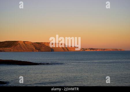 Tramonto sulla costa rocciosa dell'Oceano Atlantico tra Burgau e Luz ad ovest di Lagos, Algarve, Barlavento, Algarve Occidentale, Algarve Rocky, Distretto di Faro, Portogallo, Europa Foto Stock