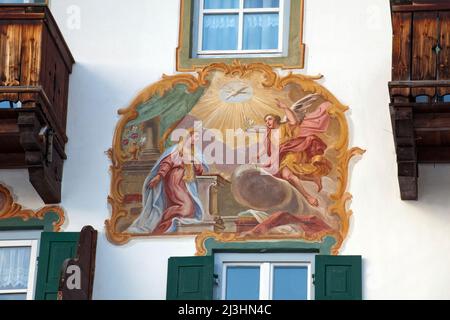 Motivo biblico, l'Annunciazione dell'Angelo a Maria, Alpine Lüftlmalerei (pittura tradizionale) a Wallgau, Oberes Isartal, alta Baviera Foto Stock