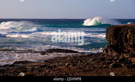 Spagna, Isole Canarie, Fuerteventura, punta sud-occidentale, paesaggio arido, Punta de Jandia, mare, onde, surf forte Foto Stock