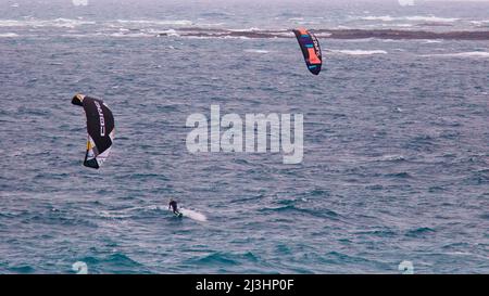 Spagna, Isole Canarie, Fuerteventura, costa occidentale, Playa del Aguila, kite surfisti Foto Stock