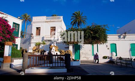 Isole Canarie, Lanzarote, isola vulcanica, a nord dell'isola, città oasi, Haria, piazza del villaggio, complesso con case in miniatura e fontana, palme, case bianche, azzurro cielo Foto Stock