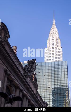 Grand Central - 42 Street, New York City, NY, USA, alcune statue presso la Stazione Centrale e il Chrysler Building alle spalle - circondato da niente ma cielo blu Foto Stock