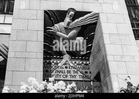 Midtown West, New York City, NY, USA, vista ad angolo basso sul grattacielo del Comcast Building e il suo famoso disegno e citazione, a partire dalla saggezza e conoscenza, Rockefeller Center, NYC. Foto Stock