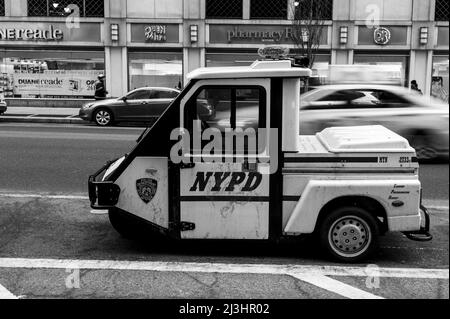Midtown West, New York City, NY, USA, NYPD 07th Precinct - Scooter 3990 3-wheel-Scooter parcheggiato sulla 8th Avenue Foto Stock