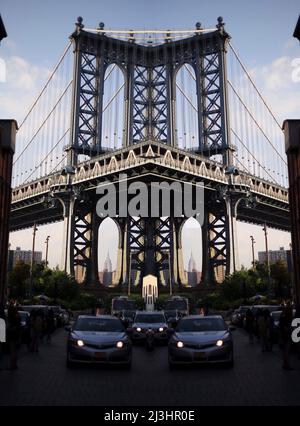 Traghetto Dumbo/FULTON, New York City, NY, USA, Ponte di Brooklyn sul Fiume Est e Citylights la sera di partenza dopo il tramonto Foto Stock