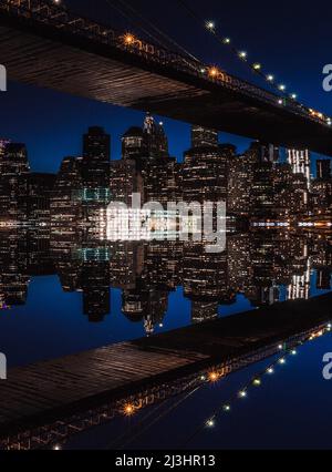 Traghetto Dumbo/FULTON, New York City, NY, USA, Ponte di Brooklyn sul Fiume Est e Citylights la sera di partenza dopo il tramonto Foto Stock