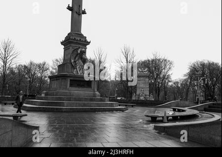 W 58 ST/Broadway, New York City, NY, USA, una scultura all'ingresso di Central Park Foto Stock