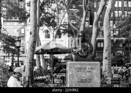 Midtown SOUTH, New York City, NY, USA, Statua onora l'autore americano e patrono delle arti Gertrude Stein. Installato nel 1992 a Bryant Park. Foto Stock