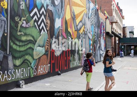 Myrtle Av/Broadway, New York City, NY, USA, adolescente caucasico di 14 anni e adolescente caucasico di 12 anni, entrambi con capelli marroni e stile estivo accanto ad un grande Graffiti a Brooklyn Foto Stock