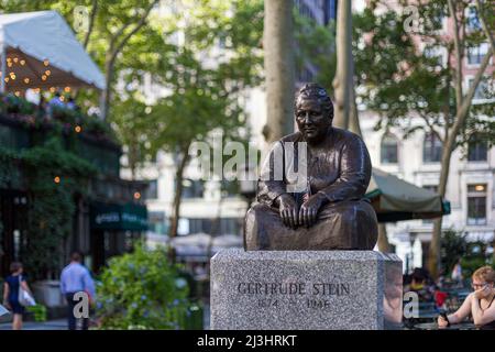 Midtown SOUTH, New York City, NY, USA, Statua onora l'autore americano e patrono delle arti Gertrude Stein. Installato nel 1992 a Bryant Park. Foto Stock