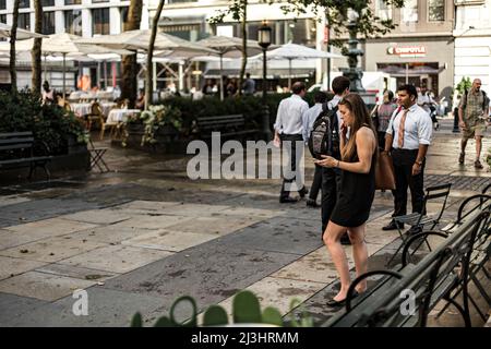 Bryant Park, New York City, NY, USA, la gente gode la serata al Bryant Park - un parco pubblico di 9,603 acri gestito privatamente situato nel centro di New York Foto Stock