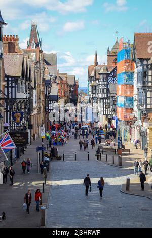 Vista delle persone che acquistano su Eastgate Street, Chester, giorno di sole Foto Stock