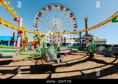 SANTA MONICA, CA - 24 marzo 2022: La ruota panoramica al molo di Santa Monica. Popolare destinazione turistica a Los Angeles. California. USA. Foto Stock