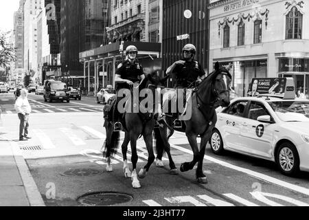 5 Ave/e 55 Street, New York City, NY, USA, NYPD montato unità con due ufficiali di pattuglia e cavalli in servizio sulla Fifth Avenue Foto Stock