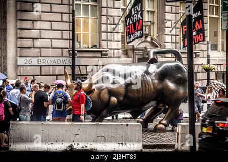Financial District, New York City, NY, USA, il monumento storico di Charging Bull a Lower Manhattan rappresenta un aggressivo ottimismo finanziario e prosperità Foto Stock