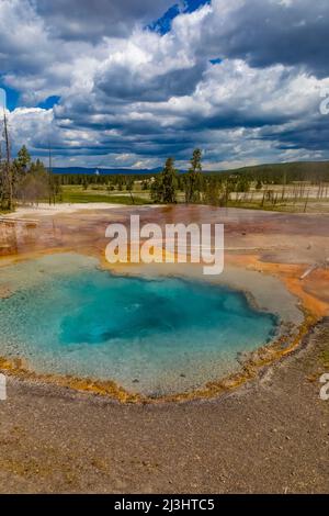 Sorgente di Firehole lungo Firehole Lake Drive nel parco nazionale di Yellowstone, Stati Uniti Foto Stock