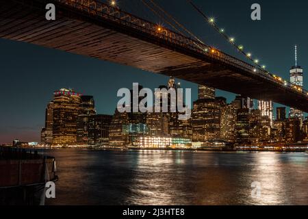 Traghetto Dumbo/FULTON, New York City, NY, USA, Ponte di Brooklyn sul Fiume Est e Citylights la sera di partenza dopo il tramonto Foto Stock