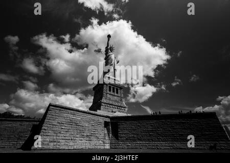 Liberty Island, New York City, NY, USA, Statua della libertà e una spettacolare Statua della libertà sul cielo blu con una splendida nuvola sullo sfondo Foto Stock