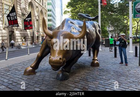 Broadway/Morris Street, New York City, NY, USA, il simbolo di Charging Bull a Lower Manhattan rappresenta un aggressivo ottimismo finanziario e prosperità Foto Stock