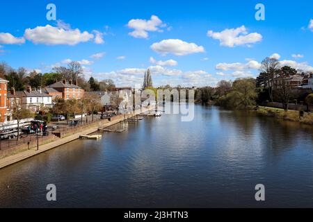 Vista sul lungomare di Chester e sul fiume Dee in una giornata di sole Foto Stock