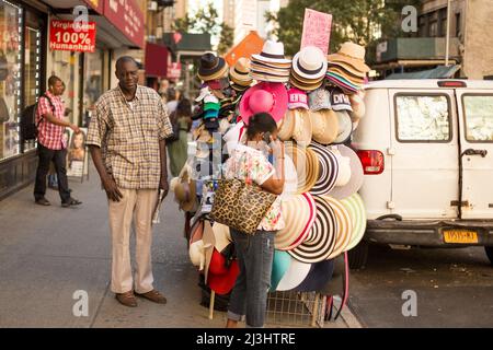 28 Street, New York City, NY, USA, Un venditore di strada a Manhattan vende souvenir e cappelli Foto Stock