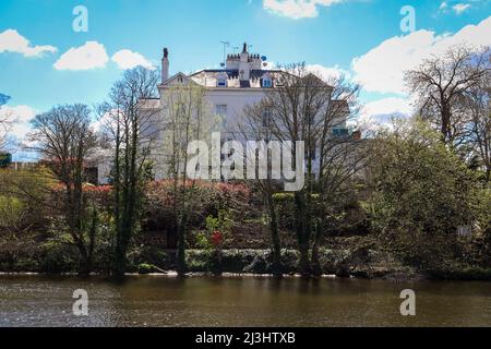 Case di lusso lungo il fiume, sul fiume Dee, Chester Foto Stock