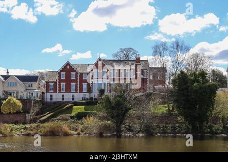 Case di lusso lungo il fiume, sul fiume Dee, Chester Foto Stock