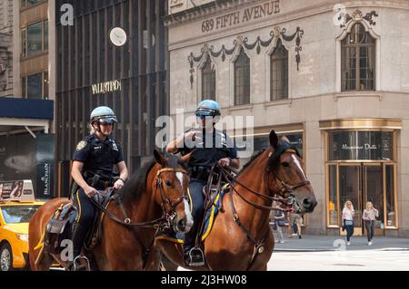 5 Ave/e 55 Street, New York City, NY, USA, NYPD montato unità con due ufficiali di pattuglia e cavalli in servizio sulla Fifth Avenue Foto Stock