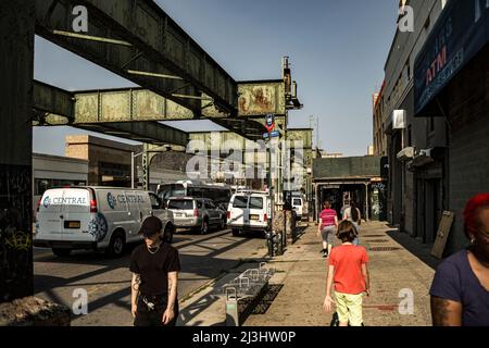 Myrtle Av/Broadway, New York City, NY, USA, gente per le strade di Brooklyn Foto Stock