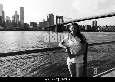 Dumbo/FULTON FERRY, New York City, NY, USA, due bambini di fronte al Ponte di Brooklyn sopra l'East River 14 anni, adolescente caucasico con capelli marroni di fronte al Ponte di Brooklyn Foto Stock