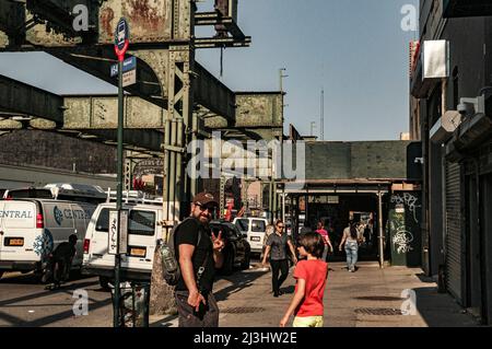 Myrtle Av/Broadway, New York City, NY, USA, gente per le strade di Brooklyn Foto Stock