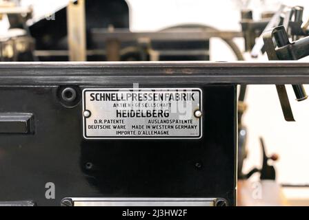 Targhetta costruttore su cilindro Heidelberg 50 x 70 pressa automatica a cilindro, 1958. Macchine da stampa retro. Foto Stock