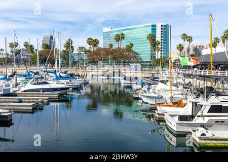 LONG BEACH, CA, USA - 25 marzo 2022: Shoreline Village a Rainbow Harbor a Long Beach, California. I negozi si trovano ai margini della zona del porto turistico e le barche Foto Stock