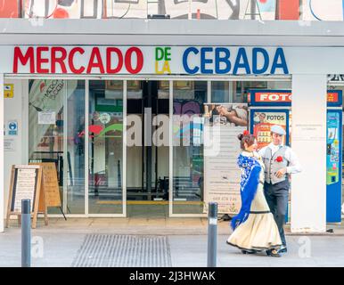 Spagnolo uomo e donna che ballano i nfront del Mercado de la CEBADO entrata, Madrid, Spagna Foto Stock