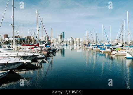 LONG BEACH, CA, USA - 25 marzo 2022: Shoreline Village a Rainbow Harbor a Long Beach, California. I negozi si trovano ai margini della zona del porto turistico e le barche Foto Stock