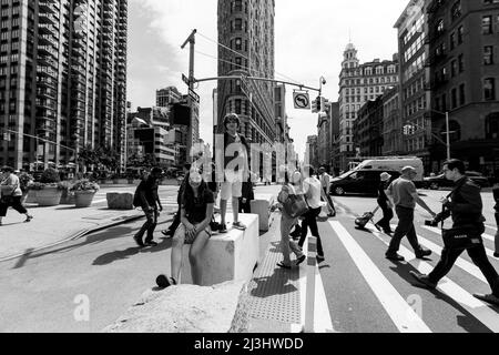 FLATIRON DISTRETTO, New York City, NY, USA, giovane ragazzo e ragazza di fronte al flatiron edificio Foto Stock