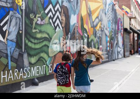 Myrtle Av/Broadway, New York City, NY, USA, adolescente caucasico di 14 anni e adolescente caucasico di 12 anni, entrambi con capelli marroni e stile estivo accanto ad un grande Graffiti a Brooklyn Foto Stock