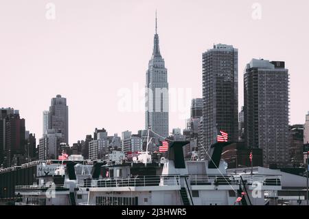 Manhattan, New York City, NY, USA, Vista della portaerei USS Intrepid, parte dell'Intrepid Sea, Air and Space Museum, un museo di storia militare e marittima americano a New York City Foto Stock