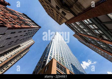 Financial District, New York City, NY, USA, Frank Gehry's Beekman Tower che contiene appartamenti di lusso nella città di New York, New York. Foto Stock