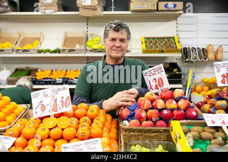 Stephen Price,68, porta frutta e verdura nel mercato di Barnsley. Barnsley Town Center nel South Yorkshire che ha registrato tassi incredibilmente elevati di c. Foto Stock