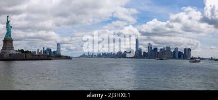 New York City, NY, USA, Vista dell'isola della libertà con la statua della libertà vista dal traghetto sul fiume Hudson, simbolo della città di New York Foto Stock