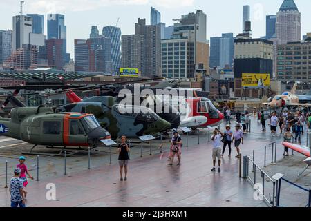 12 AV/W 46 ST, New York City, NY, USA, alcuni elicotteri all'Intrepid Sea, Air & Space Museum - un museo di storia militare e marittima americano espone la portaerei USS Intrepid. Foto Stock