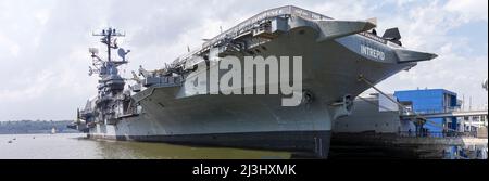 12 AV/W 46 ST, New York City, NY, USA, The Intrepid Sea, Air & Space Museum è un museo di storia militare e marittima americano e mostra la portaerei USS Intrepid. Foto Stock