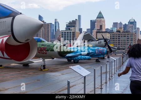 12 AV/W 46 ST, New York City, NY, USA, alcuni velivoli storici al Mare Intrepid, Air & Space Museum - un museo di storia militare e marittima americana mostra la portaerei USS Intrepid. Foto Stock