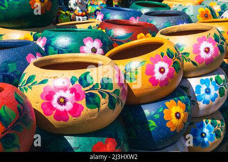 Varietà di pod in ceramica dipinta in stile messicano in un mercato di souvenir all'aperto per lo shopping in Messico. Foto Stock