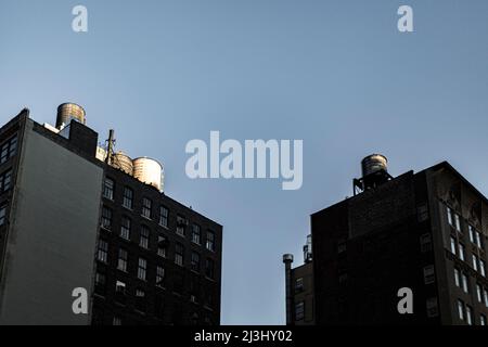 FASHION INSTITUTE OF TECHNOLOGY, New York City, NY, USA, Un serbatoio d'acqua sul tetto dell'edificio di appartamenti a New York City tenere acqua che è proveniente dalle Catskill Mountains Foto Stock