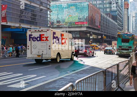 Theatre District, New York City, NY, USA, Un furgone FedEx sulla 42nd Street Foto Stock