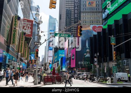 Theatre District, New York City, NY, USA, People at Times Square Foto Stock