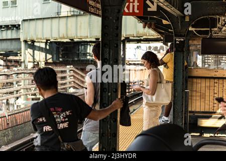 MYRTLE AV, New York City, NY, USA, persone in attesa del treno successivo alla stazione della metropolitana Foto Stock